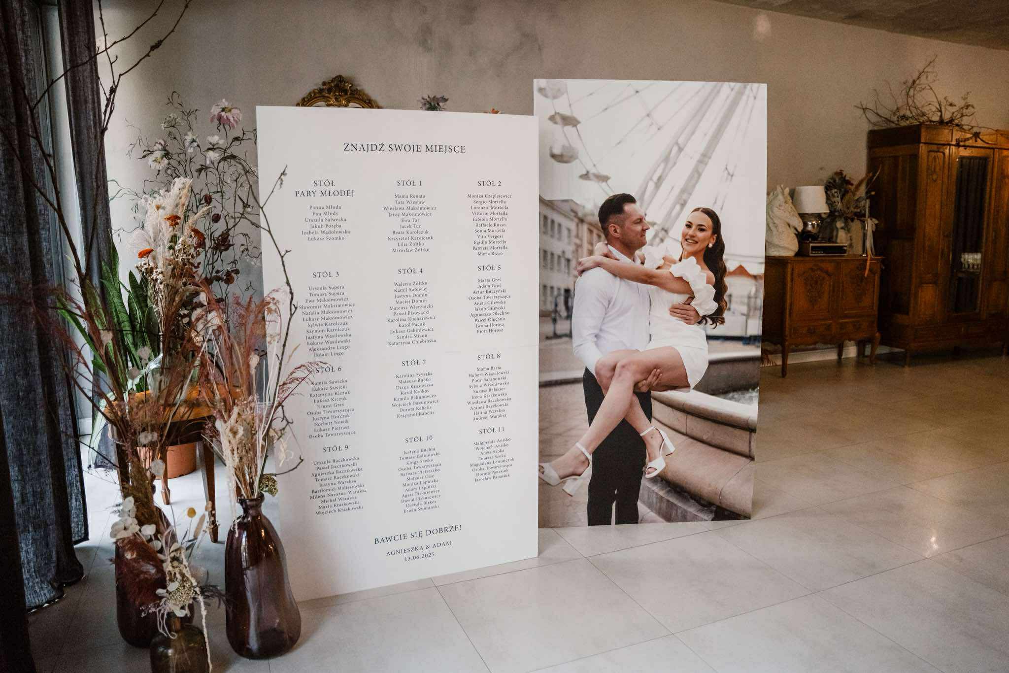 Tablica ze zdjęciem i plan stołów