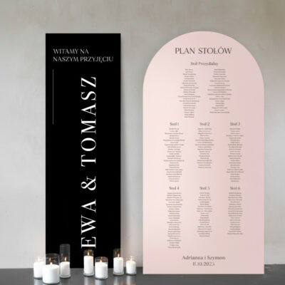 Czarna tablica powitalna z planem stołów
