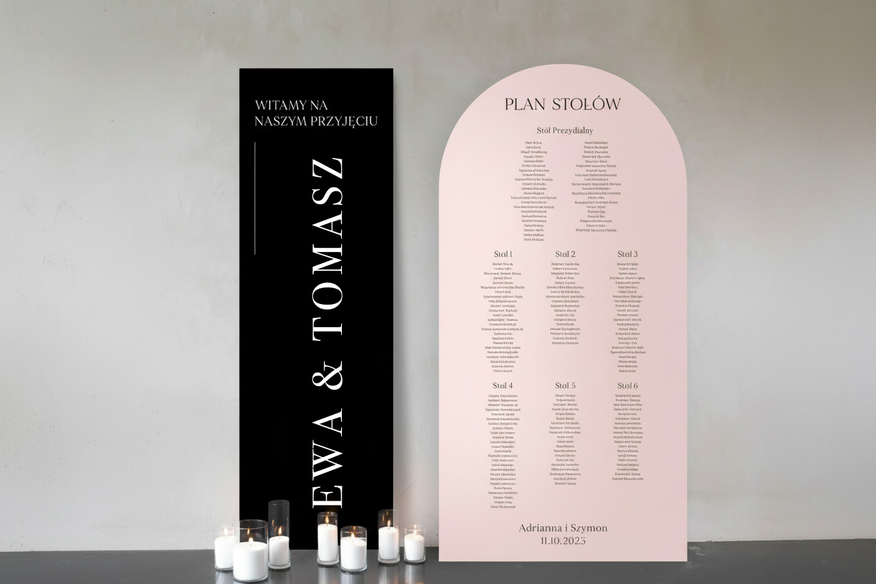 Czarna tablica powitalna z planem stołów