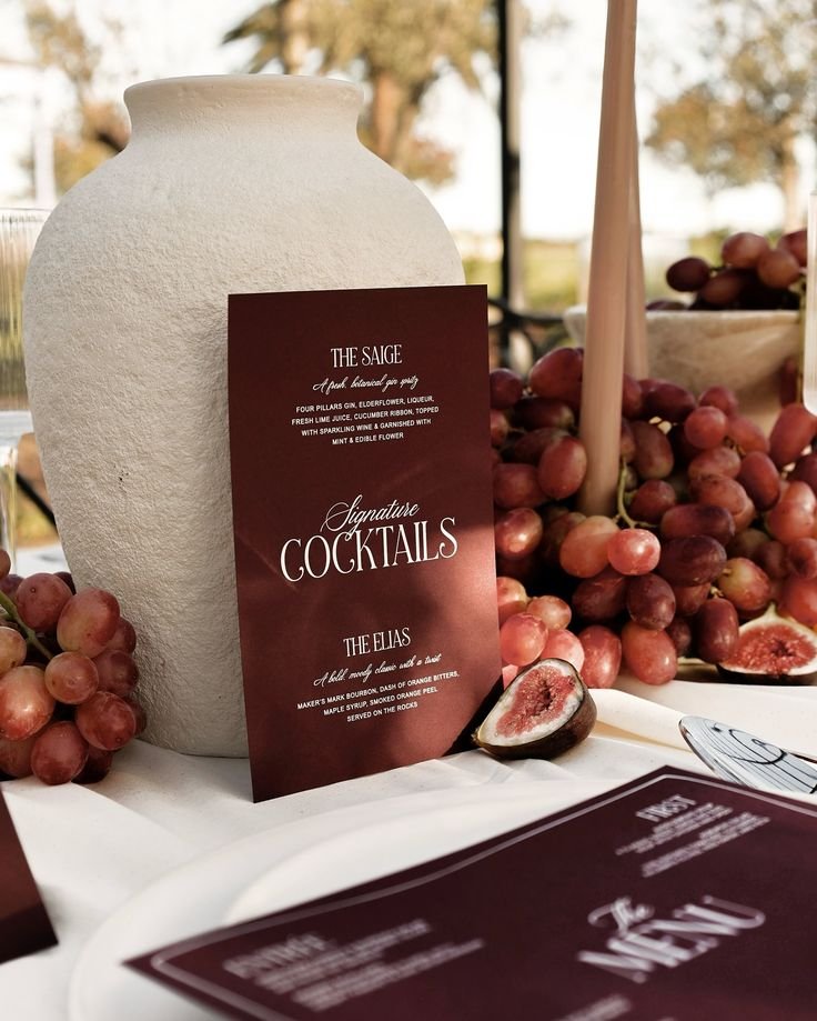 Bordowe menu koktajlowe wśród winogron i fig