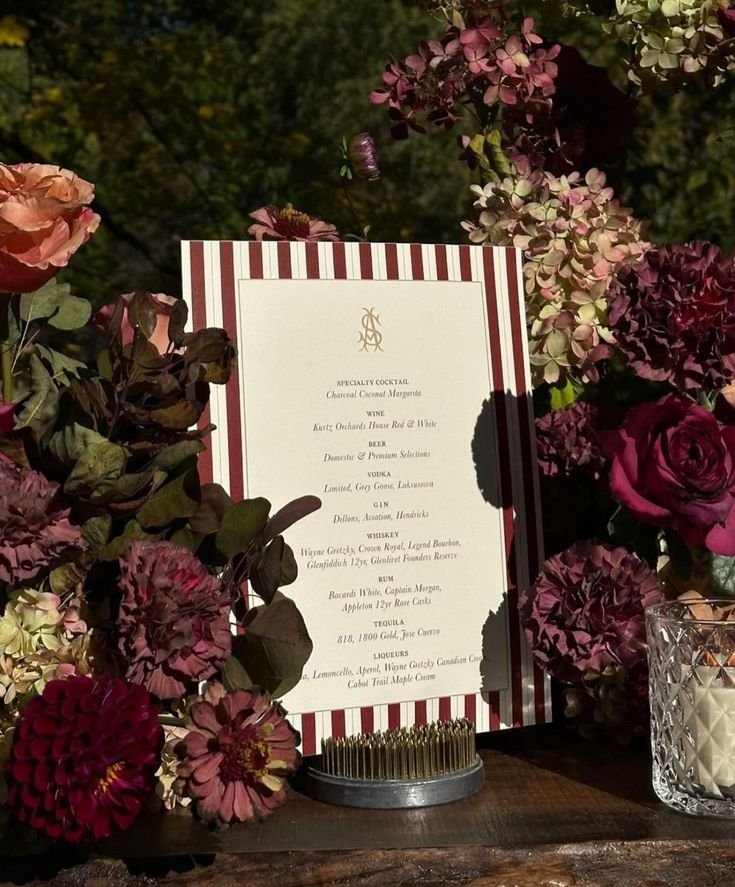 Menu weselne w bordowe paski wśród kwiatów w odcieniach wina